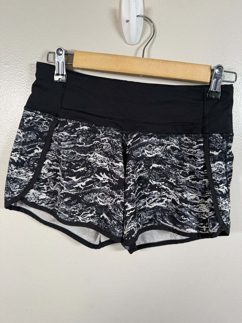 Lululemon Speed Short Size 2 Nami Wave White Black 4" Inseam Lined Running Gym